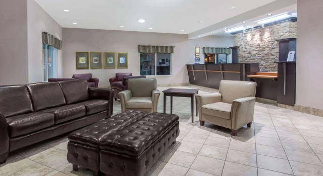Brooks Ramada Inn & Suites, Varaa Hotelli Hotellit Southern Alberta pysäköinnillä, Pysäköinti