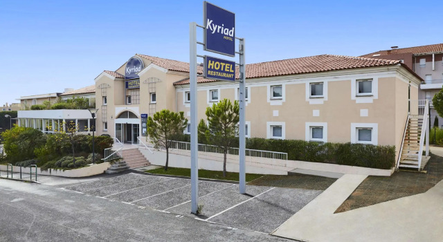 Кровать в общем номере Hôtel Cyano Fréjus-Saint Raphaël