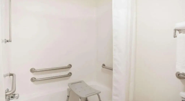 Номер Standard Super 8 by Wyndham Monmouth IL