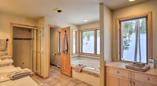 Grand Fraser Escape w/ Private Deck & Hot Tub, Забронировать Дом для отпуска Фрейзер Winter Park - Fraser