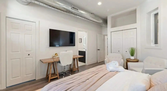 Коттедж Luxury 2BR Condo in Wicker Park