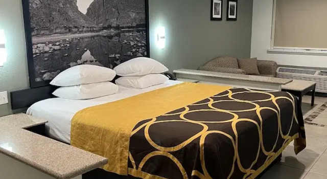 Двухместный люкс с балконом Super 8 by Wyndham McAllen-La Plaza Mall-Downtown