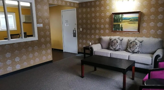 Люкс с 2 комнатами Alpine Inn & Suites