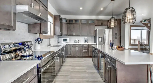 Шале Luxury Brand New 7 bdrm Luxury Cottage with Private Beach Access, BBQ,7.5 baths, Hot Tub, Ping Pong Table