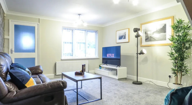 Коттедж Business с 4 комнатами Tudors eSuites Four Bedroom House