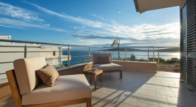 Sea Flower Beachfront Villa, Varaa Villa Hotellit Split-Dalmatia pysäköinnillä, Pysäköinti