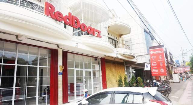 RedDoorz @ Jalan Tanjung Blitar, Book Hotel Hoteller i Blitar med parkering, Parkering