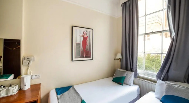 Четырёхместный номер Standard St Georges Hotel