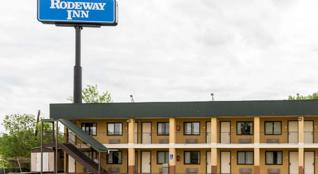 Кровать в общем номере Rodeway Inn