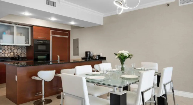 Luxurious Beach Resort 3 BR 3 BA with OCEAN view Insta worthy Pool, Book Ferieresort Hallandale Beach 