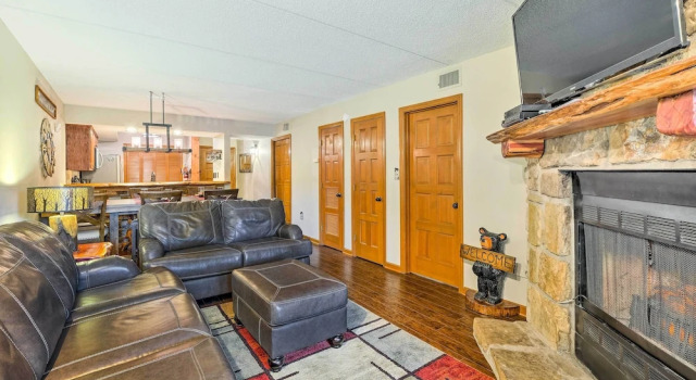Chalet Village Upper Alpine Condo w/ Pool Access, Забронировать Шале Коттеджи Гатлинберг, Коттедж