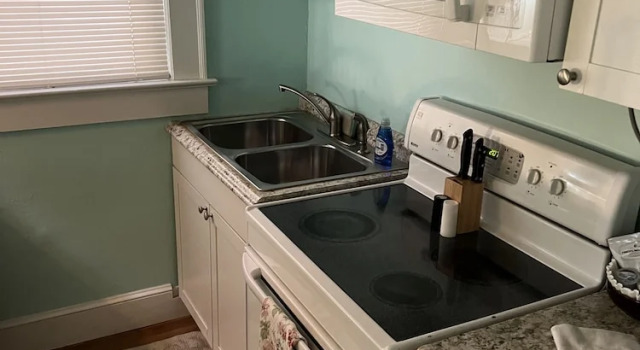 Коттедж Cozy Bay View Oceanside 1 Bedroom Cottage by RedAwning