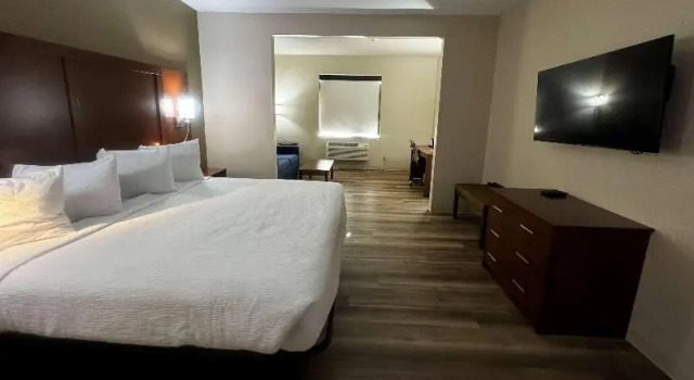 Двухместный люкс с балконом Wingate by Wyndham College Station South