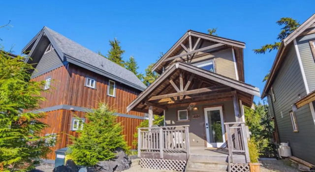 The Perch Modern 2 Bed Cabin with Patio and Hot Tub, Забронировать Отель Отели Уклуэлет с парковкой, рядом с Huu-Mees-Ma-As Native Art Gallery, Парковка