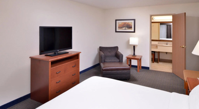 Двухместный люкс c 1 комнатой Holiday Inn Express Hotel & Suites Sioux Falls At Empire Mall by IHG