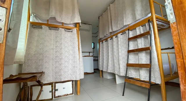 Кровать в общем номере с балконом и с видом на океан The Hat Trick Hostel