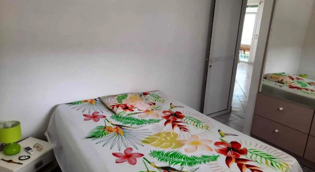 Maison de 3 chambres a Deshaies a 200 m de la plage avec vue sur la mer jardin clos et wifi, Rezerwuj Hotel Hotele w Basse-Terre z parkingiem, Parking