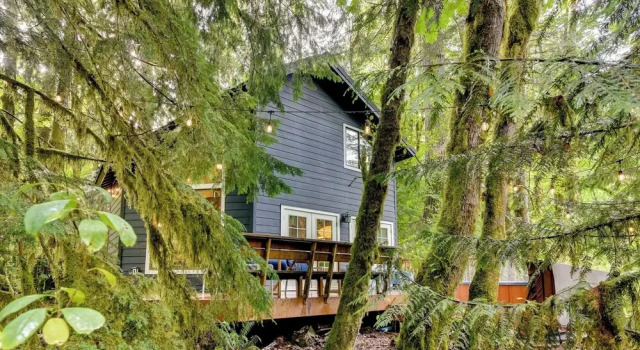 Rhododendron Creekside Cabin w/ Hot Tub & Fire Pit, Buchen Sie Ferienhaus Rhododendron Oregon