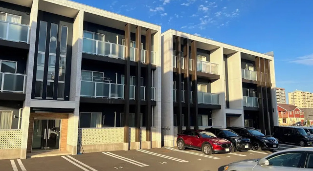 Kitasaito Terrace C, Забронировать Отель Отели Асахикава с парковкой, рядом с Железнодорожный вокзал Асахикава-Ёдзё, Парковка