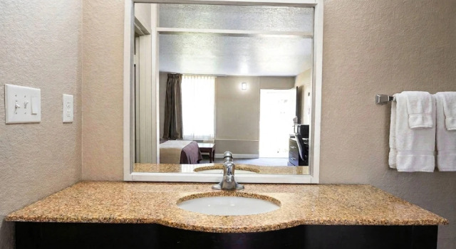 Двухместный люкс Rodeway Inn Monroe