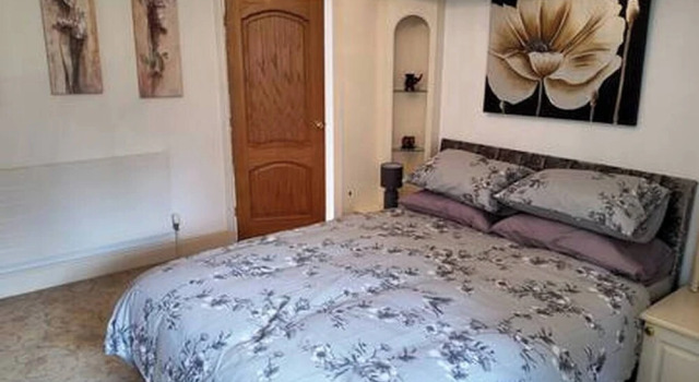 Stratford 4 BR Family Mansion With Pool, Gym & BBQ, Забронировать Дом для отпуска Отели Уорикшир с парковкой, Парковка