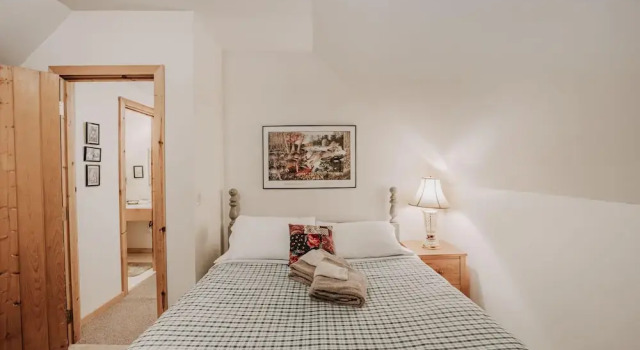 Baker Rim Cabin 32 - Cute, Private, 2-story Family Cabin, Book Hotel 3-stjernede hoteller i Glacier, 3*