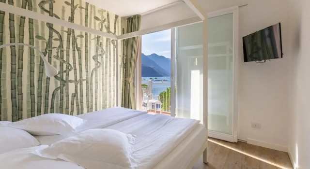 Двухместный номер Standard с балконом и с видом на озеро Hotel Baia Azzurra - Lake Front