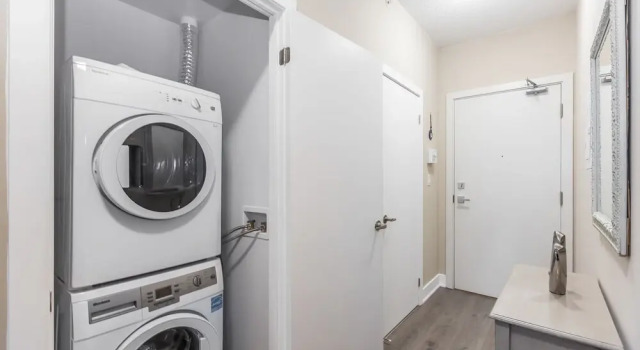 Exquisite Luxury 1 Bedroom + Den With Parking, Varaa Hotelli Toronto 
