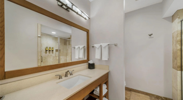 Четырёхместный номер Standard с частичным видом Best Western Plus Northwoods Inn
