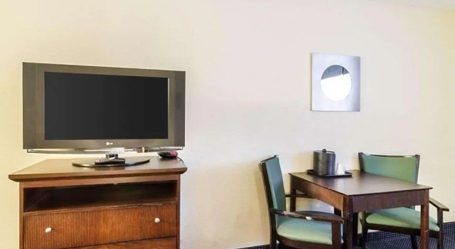 Люкс с видом на бассейн Rodeway Inn & Suites Williamsburg Central