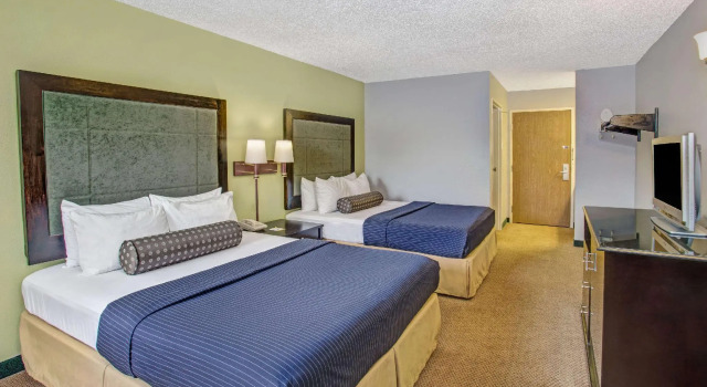 Четырёхместный номер Standard Days Inn by Wyndham Great Lakes Naval Base