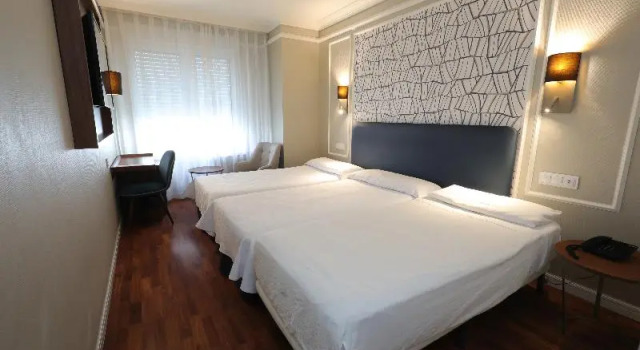 Трёхместный номер Standard с балконом Hotel Corona de Castilla Burgos