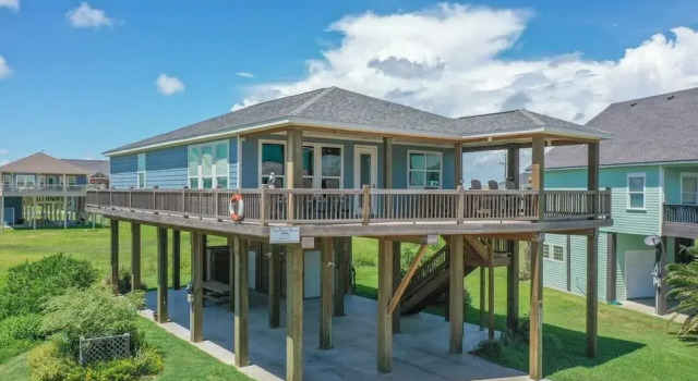 The Neon Moon 3 Bedroom Home by RedAwning, Book Feriehus Bolivar Peninsula Houston
