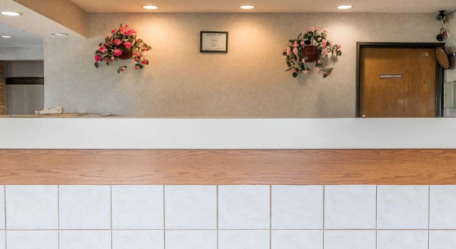 Rodeway Inn, Buchen Sie Hotel Coopersville Michigan