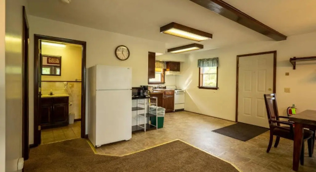 Коттедж с 3 комнатами Lake N Pines Motel