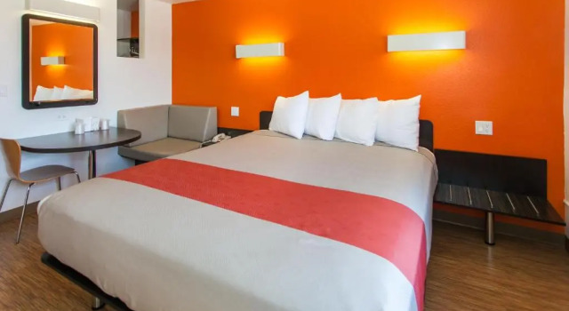 Четырёхместный номер Standard Motel 6 Hollywood