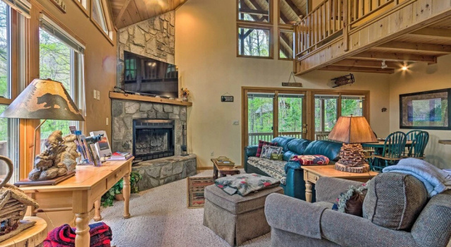 Коттедж с 3 комнатами с балконом Spacious Maggie Valley Cabin w/ Hot Tub & MTN View
