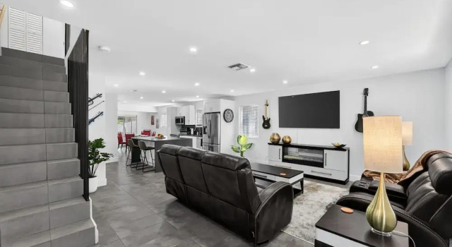 3-BDR Guitar House, Walk to Casino, located close to EVERYTHING