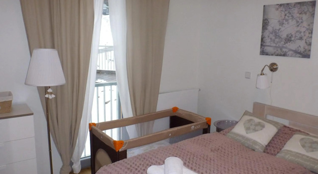 Apartmán Jestřáb 5, Rezerwuj Hotel Hotele w Kraj hradecki z parkingiem, Parking