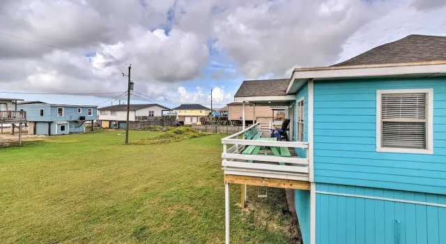 Walk to Ocean: Coastal Surfside Beach Bungalow!, Book Feriehus Sommerhuse i Surfside Beach, Hytte