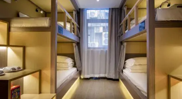 Кровать в общем номере (мужской номер) Heye Youth Travel Homestay (Xi'an Huimin Street Bell Tower Subway Station)