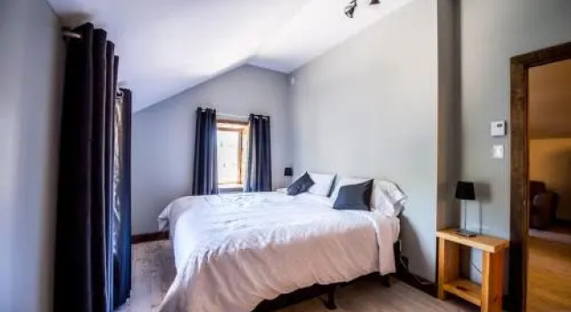 Auberge Petite Nation, Rezerwuj Hostel Hotele w Outaouais z parkingiem, Parking
