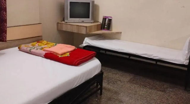 Sai Seva Hotel, Забронировать Отель Ширди штат Махараштра, рядом с Железнодорожный вокзал Сайнагар