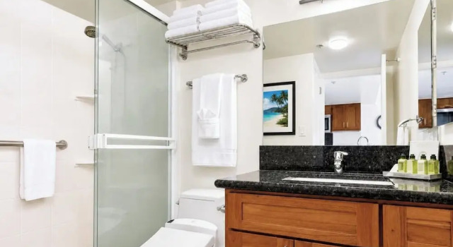 Студия с балконом и с видом на океан NEW KBM Resorts Free CAR Ilikai Suites Studio Oceanview Condo! Ilk-437