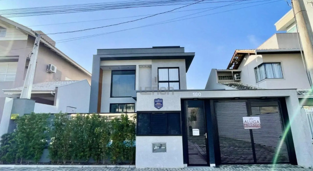 292 - Casa de luxo com Piscina em Mariscal, 04 quartos, ideal para 10 pessoas, Забронировать Отель Бомбиньяс Санта-Катарина