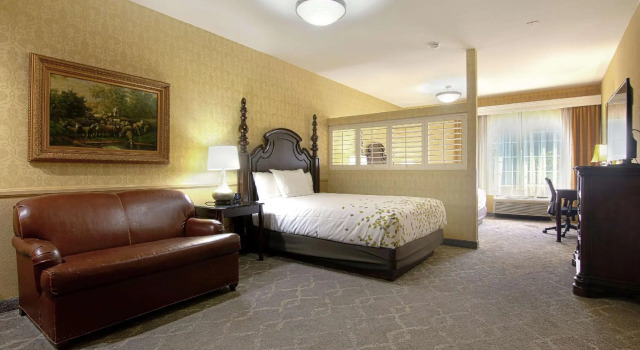 Четырёхместный номер Deluxe Azure Hotel&Suites Ontario Trademark Collection by Wyndham