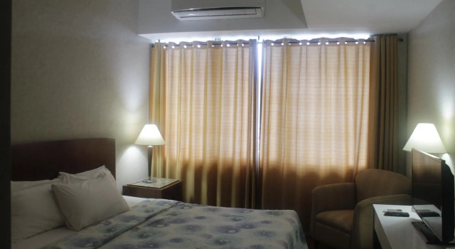 Полулюкс Pearl Manila Hotel