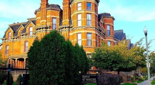 The Inn at 97 Winder, Забронировать Гостевой дом Отели Детройта с завтраком, рядом с Сент-Эндрюс-холл, Завтраки