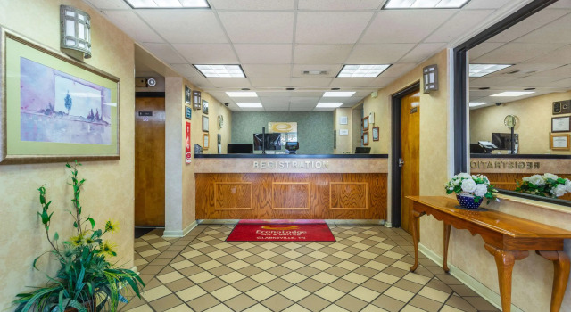 Econo Lodge & Suites Clarksville near Governors Square Mall