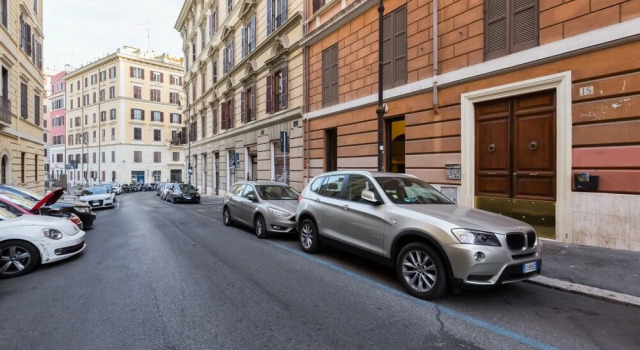 Lovely and Modern Flat 5 Minutes From Colosseo!, Забронировать Отель Рим Лацио, рядом с Вокзал Термини